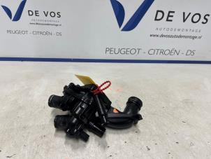 Gebruikte Thermostaathuis Peugeot 308 CC (4B) 1.6 16V THP 155 Prijs € 70,00 Margeregeling aangeboden door De Vos Onderdelen