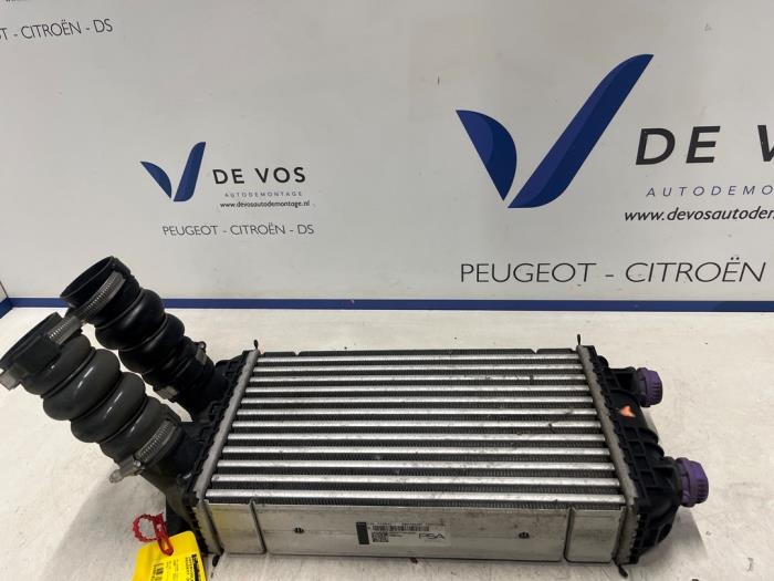 Gebruikte Intercooler Peugeot 2008 (UD/UK/UR/US/UX) 1.2 VTi 12V PureTech 100 Prijs € 90,00 Margeregeling aangeboden door De Vos Onderdelen