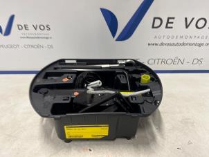 Gebruikte Krik Peugeot 208 I (CA/CC/CK/CL) 1.6 16V GTI Prijs € 45,00 Margeregeling aangeboden door De Vos Onderdelen