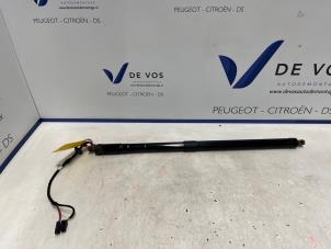 Gebruikte Kofferdekseldemper links-achter Citroen C4 Picasso (3D/3E) 1.6 BlueHDI 115 Prijs € 100,00 Margeregeling aangeboden door De Vos Onderdelen