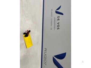 Gebruikte Injector (benzine injectie) Peugeot 407 (6C/J) 2.2 16V Prijs € 70,00 Margeregeling aangeboden door De Vos Onderdelen