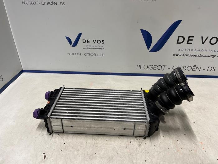 Gebruikte Intercooler Opel Corsa F (UB/UH/UP) 1.2 Turbo 12V 100 Prijs € 90,00 Margeregeling aangeboden door De Vos Onderdelen
