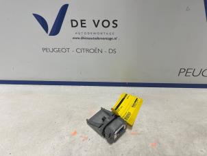 Gebruikte Camera voorzijde Opel Crossland (X) 1.2 Turbo 12V Euro 6d-temp Prijs € 200,00 Margeregeling aangeboden door De Vos Onderdelen