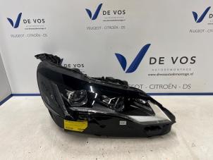 Gebruikte Koplamp rechts Peugeot 3008 II (M4/MC/MJ/MR) Prijs € 750,00 Margeregeling aangeboden door De Vos Onderdelen