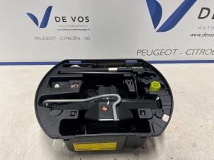 Gebruikte Krik DS Automobiles DS 3/Crossback (UC/UJ/UR) 1.2 12V PureTech 130 Prijs € 45,00 Margeregeling aangeboden door De Vos Onderdelen