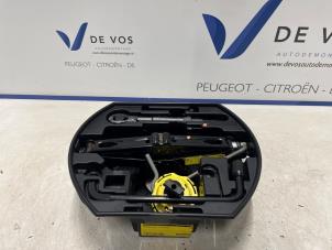 Gebruikte Krik Peugeot 208 I (CA/CC/CK/CL) 1.0 Vti 12V PureTech Prijs € 45,00 Margeregeling aangeboden door De Vos Onderdelen