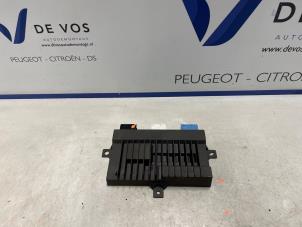 Gebruikte Radio versterker Peugeot 5008 II (M4/MC/MJ/MR) 1.2 12V e-THP PureTech 130 Prijs € 250,00 Margeregeling aangeboden door De Vos Onderdelen