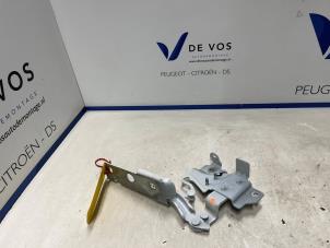 Gebruikte Motorkap Scharnier DS Automobiles DS 4 1.6 16V PureTech 180 Prijs € 45,00 Margeregeling aangeboden door De Vos Onderdelen