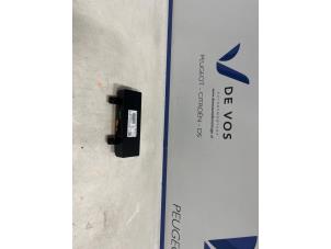 Gebruikte Telefoon interface Peugeot 2008 (CU) 1.2 12V e-THP PureTech 110 Prijs € 160,00 Margeregeling aangeboden door De Vos Onderdelen