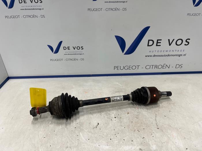 Gebruikte Steekas links-voor Peugeot 2008 (CU) 1.2 12V e-THP PureTech 110 Prijs € 100,00 Margeregeling aangeboden door De Vos Onderdelen