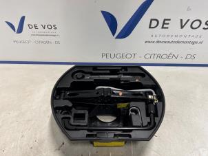Gebruikte Krik Citroen C3 (SX/SW) 1.2 12V e-THP PureTech 110 Prijs € 45,00 Margeregeling aangeboden door De Vos Onderdelen
