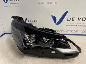 Gebruikte Koplamp rechts Peugeot 5008 Prijs € 750,00 Margeregeling aangeboden door De Vos Onderdelen