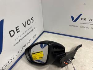 Gebruikte Spiegel Buiten links Peugeot 208 I (CA/CC/CK/CL) 1.2 Vti 12V PureTech Prijs € 135,00 Margeregeling aangeboden door De Vos Onderdelen
