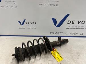 Gebruikte Mac Phersonpoot links-voor Peugeot 208 I (CA/CC/CK/CL) 1.2 Vti 12V PureTech Prijs € 70,00 Margeregeling aangeboden door De Vos Onderdelen
