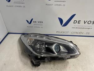 Gebruikte Rechter Koplamp Peugeot 208 I (CA/CC/CK/CL) 1.2 Vti 12V PureTech Prijs € 400,00 Margeregeling aangeboden door De Vos Onderdelen