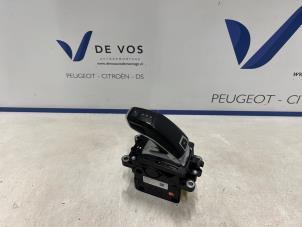 Gebruikte Versnellingspook Peugeot 2008 (UD/UK/UR/US/UX) 1.2 VTi 12V PureTech 130 Prijs € 200,00 Margeregeling aangeboden door De Vos Onderdelen