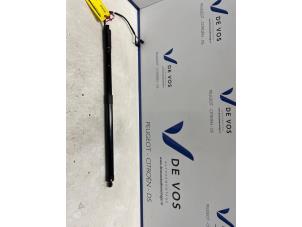 Gebruikte Kofferdekseldemper links-achter Citroen C4 Spacetourer (3D/3E) 1.2 12V PureTech 130 Prijs € 100,00 Margeregeling aangeboden door De Vos Onderdelen