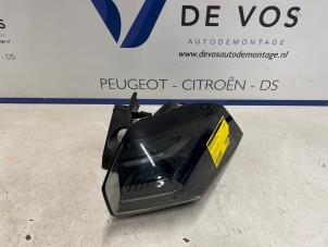 Gebruikte Achterlicht rechts Peugeot 2008 (UD/UK/UR/US/UX) 1.2 VTi 12V PureTech 130 Prijs € 180,00 Margeregeling aangeboden door De Vos Onderdelen