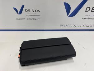 Gebruikte Armleuning Peugeot 308 SW (F4/FC/FN/FR) e-308 54 kWh Prijs € 90,00 Margeregeling aangeboden door De Vos Onderdelen