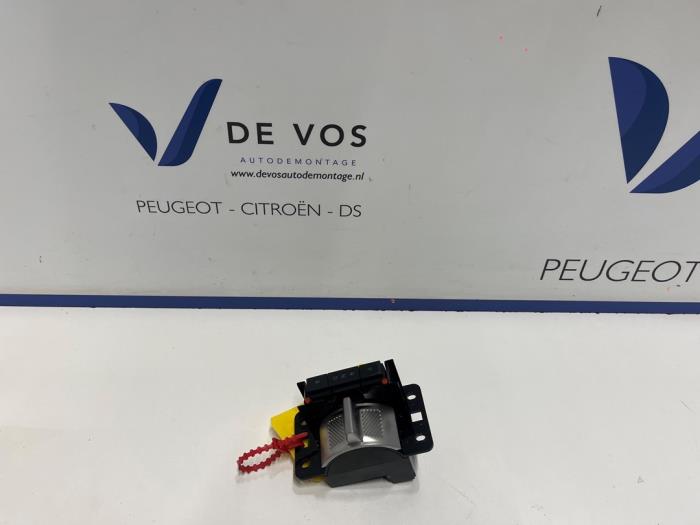 Gebruikte Versnellingspook Peugeot 308 SW (F4/FC/FN/FR) e-308 54 kWh Prijs € 65,00 Margeregeling aangeboden door De Vos Onderdelen