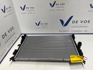 Gebruikte Radiateur Peugeot 408 1.2 Hybrid 136 Prijs € 100,00 Margeregeling aangeboden door De Vos Onderdelen