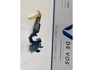 Gebruikte Motorkap Scharnier Peugeot 408 1.2 Hybrid 136 Prijs € 45,00 Margeregeling aangeboden door De Vos Onderdelen