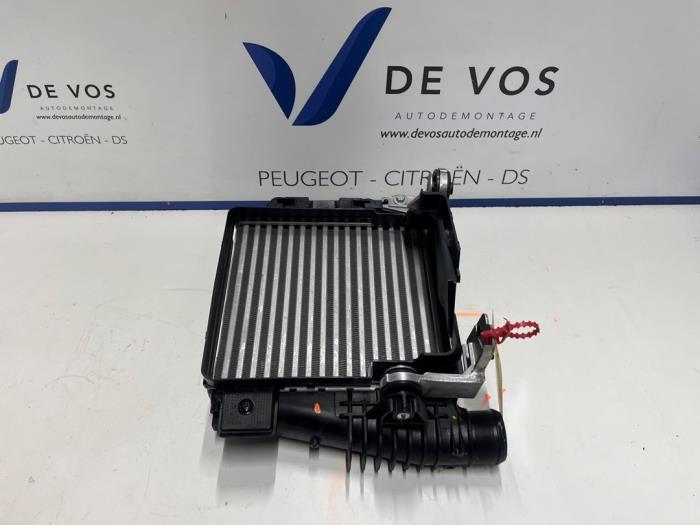 Gebruikte Intercooler Peugeot 408 1.2 12V Hybrid 136 Prijs € 160,00 Margeregeling aangeboden door De Vos Onderdelen