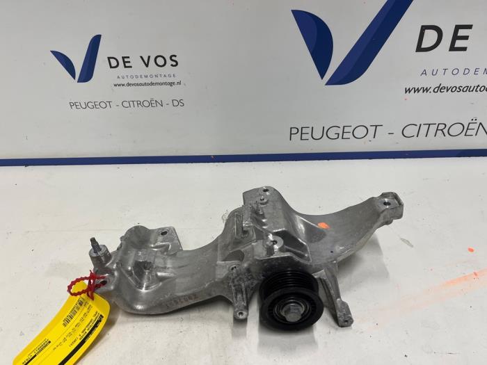 Gebruikte Dynamosteun boven Opel Grandland (X) 1.6 Turbo 16V Hybrid Prijs € 55,00 Margeregeling aangeboden door De Vos Onderdelen