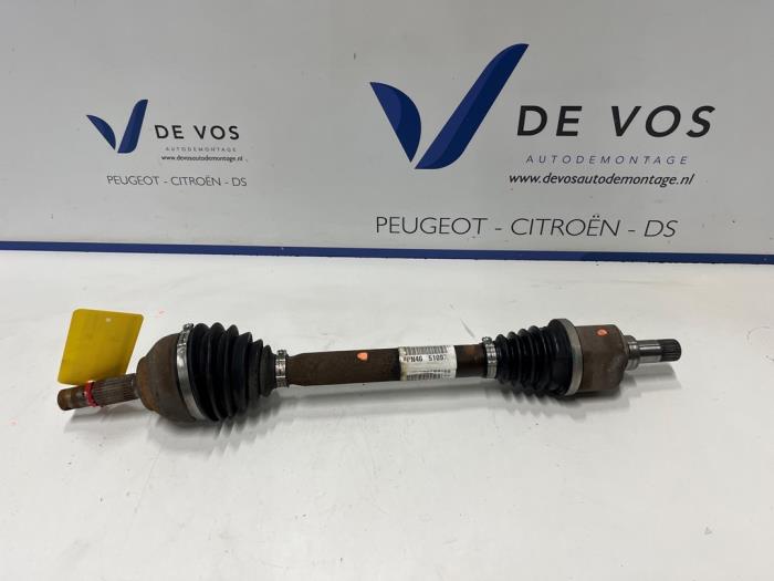 Gebruikte Aandrijfas links-voor Peugeot RCZ (4J) 1.6 16V THP R Prijs € 90,00 Margeregeling aangeboden door De Vos Onderdelen