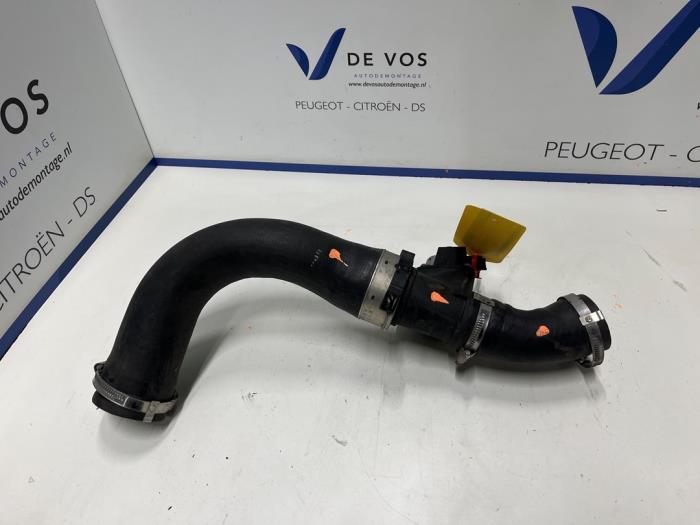 Gebruikte Intercooler Slang Peugeot RCZ (4J) 1.6 16V THP R Prijs € 70,00 Margeregeling aangeboden door De Vos Onderdelen