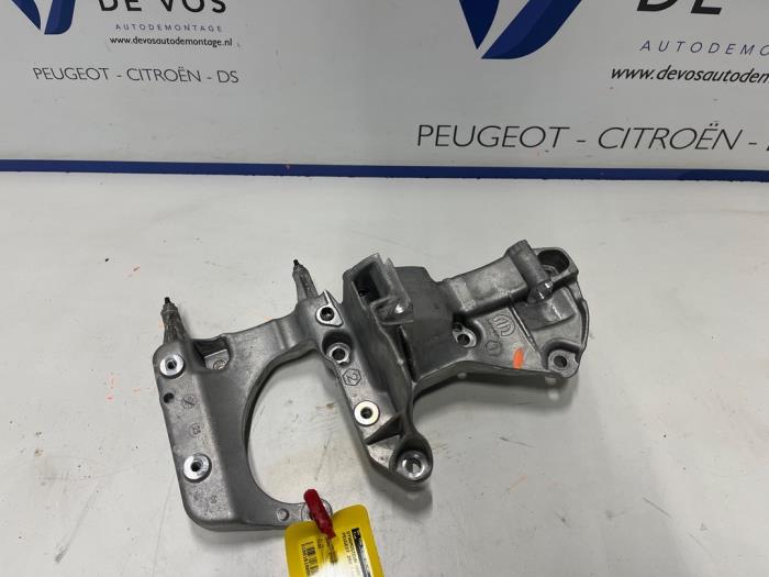 Gebruikte Dynamosteun onder Peugeot 208 II (UB/UH/UP) 1.2 Hybrid 136 Prijs € 55,00 Margeregeling aangeboden door De Vos Onderdelen