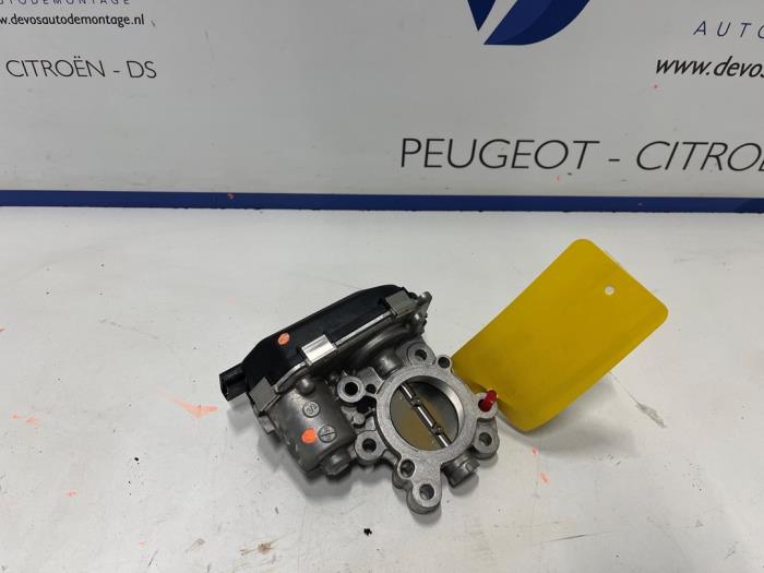 Gebruikte Gasklephuis Peugeot 208 II (UB/UH/UP) 1.2 Hybrid 136 Prijs € 180,00 Margeregeling aangeboden door De Vos Onderdelen