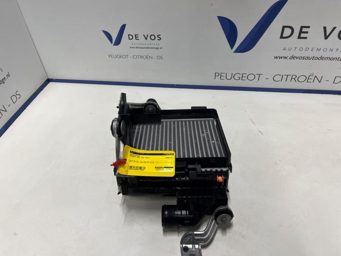Gebruikte Intercooler Peugeot 308 (F3/FB/FH/FM/FP) 1.2 PureTech Hybrid 136 Prijs € 135,00 Margeregeling aangeboden door De Vos Onderdelen