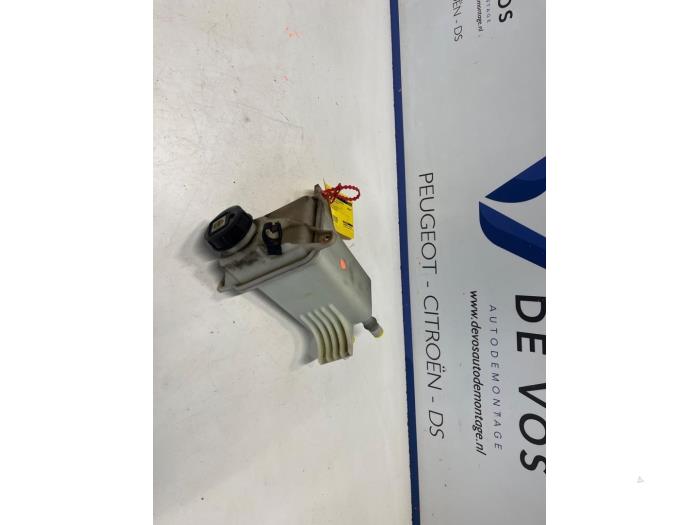 Gebruikte Servo Oliereservoir Peugeot Boxer (U9) 2.0 BlueHDi 130 Prijs € 20,00 Margeregeling aangeboden door De Vos Onderdelen
