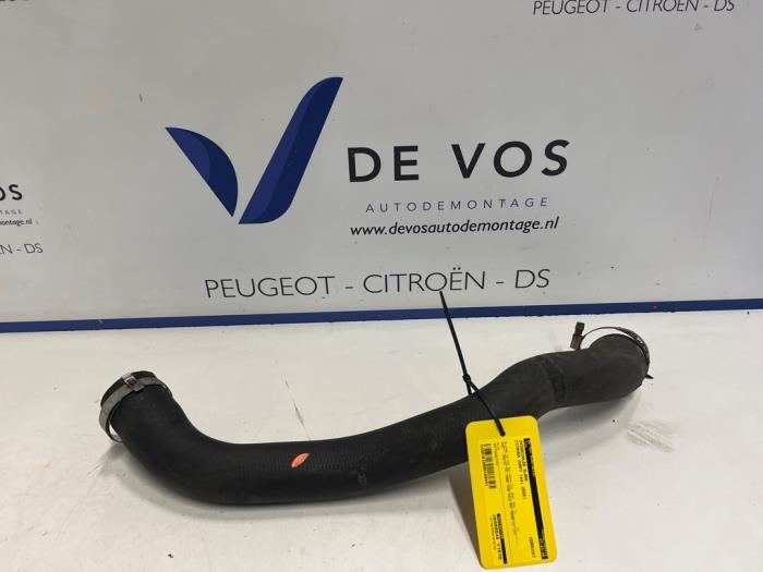 Gebruikte Intercooler Slang Citroen Jumpy 1.5 Blue HDi 100 Prijs € 55,00 Margeregeling aangeboden door De Vos Onderdelen
