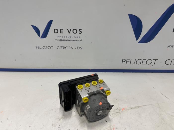 Gebruikte ABS Pomp Peugeot 208 II (UB/UH/UP) 1.2 Vti 12V PureTech 100 Prijs € 350,00 Margeregeling aangeboden door De Vos Onderdelen