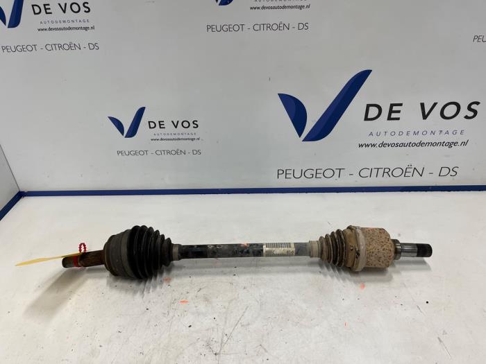 Gebruikte Aandrijfas links-voor Peugeot Partner (EA//EF/EN/EU) 1.5 BlueHDi 100 Prijs € 80,00 Margeregeling aangeboden door De Vos Onderdelen