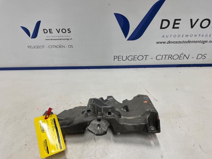 Gebruikte Dynamosteun onder Opel Mokka 1.2 Turbo 12V Prijs € 20,00 Margeregeling aangeboden door De Vos Onderdelen