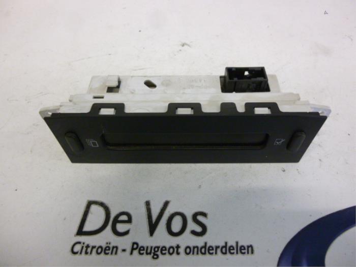 Gebruikte Display Interieur Peugeot Partner 2.0 HDI Prijs € 55,00 Margeregeling aangeboden door De Vos Onderdelen