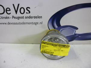 Gebruikte Schijnwerper links Peugeot 1007 (KM) 1.6 GTI,Gentry 16V Prijs € 25,00 Margeregeling aangeboden door De Vos Autodemontagebedrijf