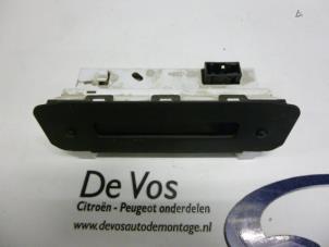 Gebruikte Display Interieur Peugeot 206 (2A/C/H/J/S) 1.4 HDi Prijs € 45,00 Margeregeling aangeboden door De Vos Onderdelen