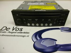 Gebruikte Radio CD Speler Peugeot 307 (3A/C/D) 1.6 HDiF 16V Prijs € 50,00 Margeregeling aangeboden door De Vos Autodemontagebedrijf