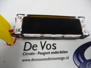 Gebruikte Display Interieur Peugeot 207 Prijs € 70,00 Margeregeling aangeboden door De Vos Onderdelen