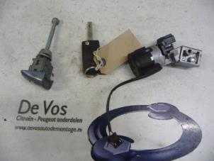 Gebruikte Set Cilindersloten (compleet) Citroen C4 Picasso (UD/UE/UF) 1.8 16V Prijs € 80,00 Margeregeling aangeboden door De Vos Autodemontagebedrijf
