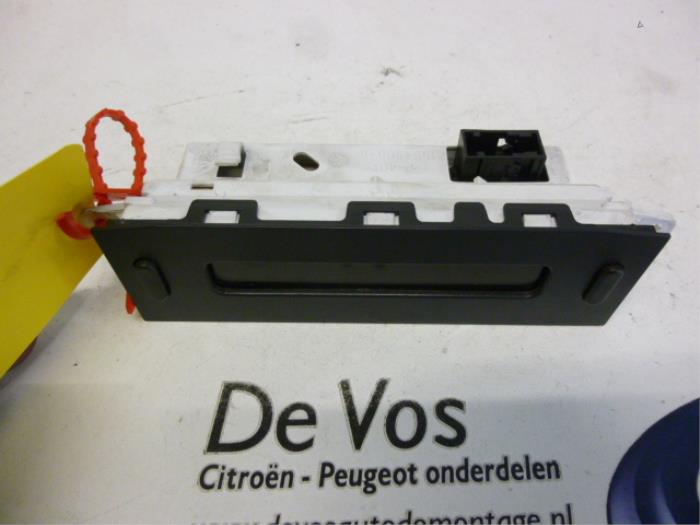 Gebruikte Display Interieur Peugeot Partner Prijs € 55,00 Margeregeling aangeboden door De Vos Onderdelen