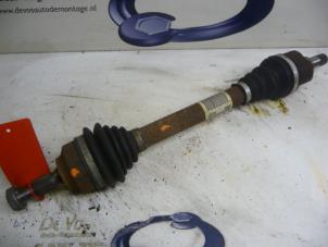 Gebruikte Homokineetas links-voor Peugeot 308 Prijs € 70,00 Margeregeling aangeboden door De Vos Onderdelen