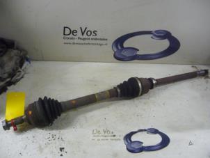 Gebruikte Aandrijfas rechts-voor Peugeot 308 (4A/C) 1.6 16V THP 175 Prijs € 80,00 Margeregeling aangeboden door De Vos Onderdelen