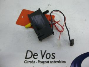 Gebruikte Antenne Versterker Peugeot 607 (9D/U) 2.2 HDi 16V FAP Prijs € 15,00 Margeregeling aangeboden door De Vos Autodemontagebedrijf