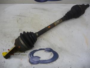 Gebruikte Aandrijfas links-voor Peugeot 807 2.0 HDi 16V Prijs € 90,00 Margeregeling aangeboden door De Vos Onderdelen