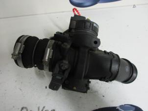 Gebruikte Gasklephuis Peugeot Partner (GC/GF/GG/GJ/GK) 1.6 HDI 75 16V Prijs € 70,00 Margeregeling aangeboden door De Vos Onderdelen